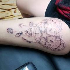 tatouage d'un attrape rêve avec des dessins animés dessus